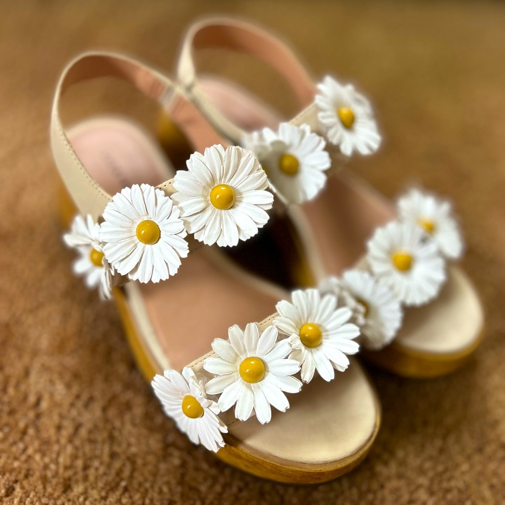 Lucky Brand Juleii Daisy Platform Sandal, size 6.5